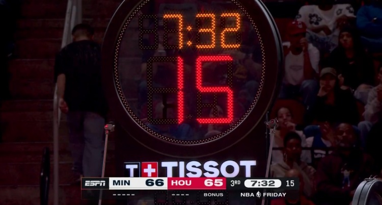 三亿体育-出了点小状况！森林狼火箭激战正酣 计时器突然故障需要调整